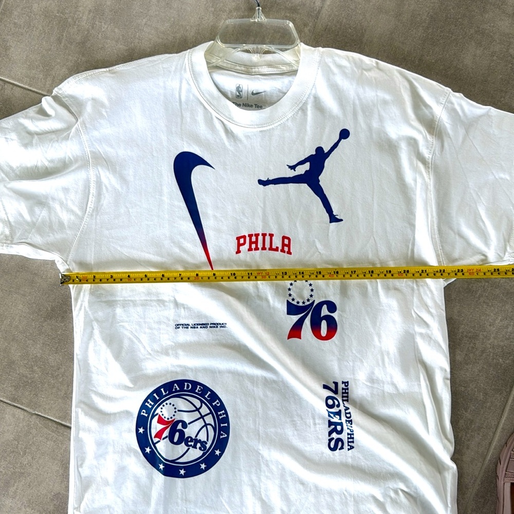 NIKE Philadelphia 76ers Courtside Statement Edition Men's T-Shirt - Loose Fit- L - Picture 10 of 10